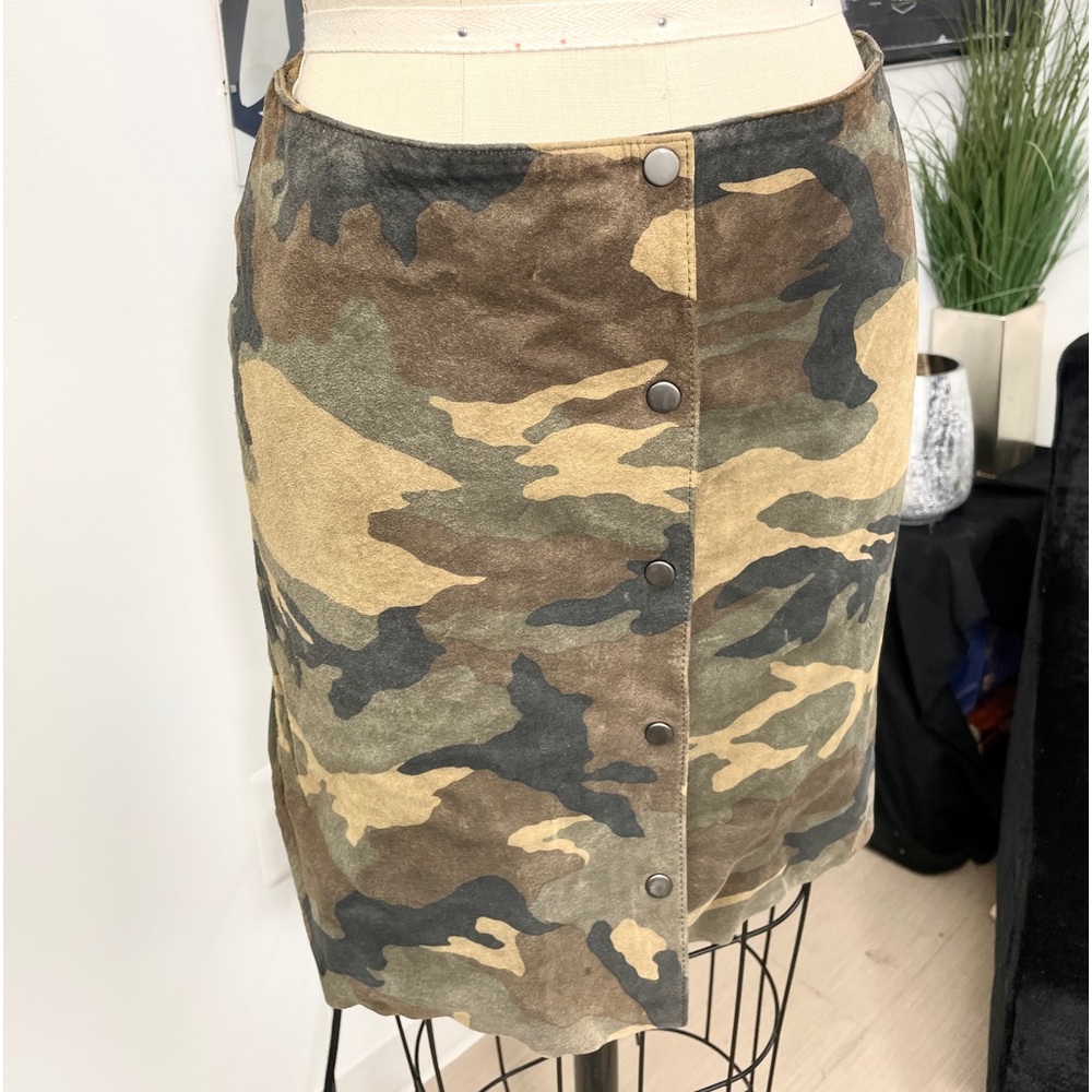 Genuine leather/suede camo print vintage snap front mini skirt | Nine West